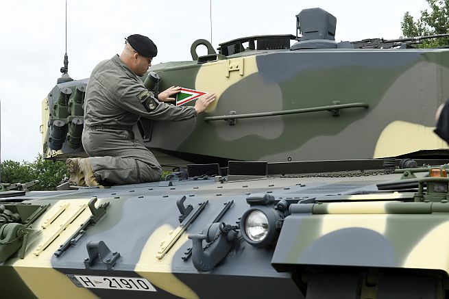 Bemutatták Münchenben a Magyar Honvédség újbeszerzésû Leo