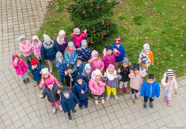 Óvodások díszítették fel a karácsonyfát Siklóson