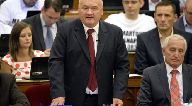 Hende Csaba az Országgyűlés plenáris ülésén szeptember 3-án.
Fotó: Kovács Tamás, MTI