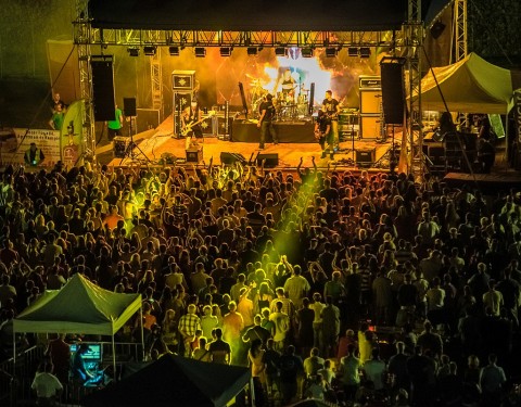 csirke-szinpad-koncert