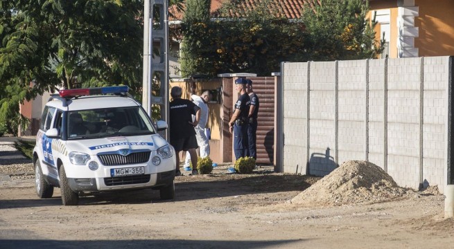 Rendőrök helyszínelnek Nyíregyházán a Friss utcában. Fotó: Taipusz Attila, MTI