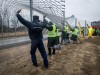 Elítéltek építik a szerb-magyar határszakaszon a második sor kerítést. Fotó: Ujvári Sándor, MTI