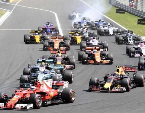 A Forma-1-es Magyar Nagydíj rajtja a mogyoródi Hungaroringen 2017. július 30-án.  Elöl Kimi Räikkönen, a Ferrari finn versenyzője. Fotó: Koszticsák Szilárd, MTI