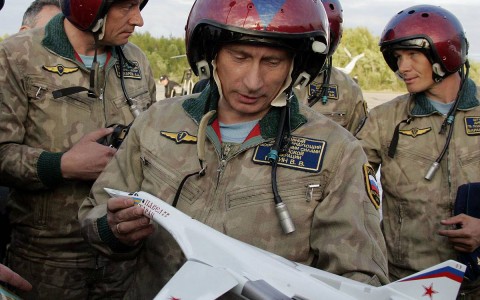 Putyin 2005-ben már megismerkedett a típussal, mellyel repült is. foto: Alexei Panov, AP/ITAR-TASS