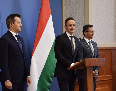 Szijjártó Péter külgazdasági és külügyminiszter (k), Papp László, Debrecen polgármestere (j) és Ésik Róbert, a Nemzeti Befektetési Ügynökség (HIPA) elnöke. fotó: KKM