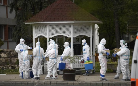 Mentősök védőruhában a fővárosi önkormányzat Pesti úti idősotthonában. Fotó: Kovács Tamás, MTI