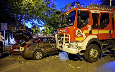 Budapesten szirénázó tűzoltó és két személyautó ütközött - egy súlyos sérült. Fotó: Lakatos Péter, MTI