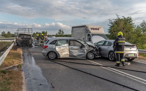 Négy autó ütközött Csömör mellett az M0 autópályán. Négyen súlyosan megsérültek.