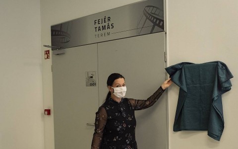 Bognár Szilvia alpolgármester leplezte le az emléktáblát. Fotó: Zsolnay Kulturális Negyed