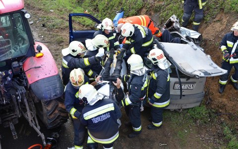 Traktor és személygépkocsi ütközött  pénteken Nemesapáti közelében. Fotó: OKF