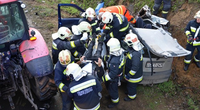 Traktor és személygépkocsi ütközött  pénteken Nemesapáti közelében. Fotó: OKF