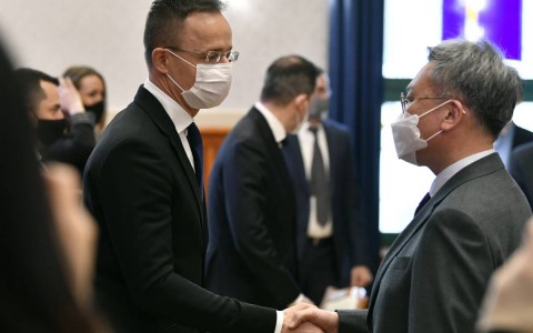 Szijjártó Péter külügyminiszter és Park Csul Min dél-koreai nagykövet. Fotó: Máthé Zoltán