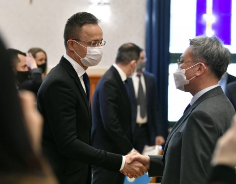 Szijjártó Péter külügyminiszter és Park Csul Min dél-koreai nagykövet. Fotó: Máthé Zoltán