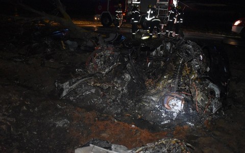 Rendőrségi felvétel - összeégett roncs Egerág mellett - a sofőr kirepült az autóból