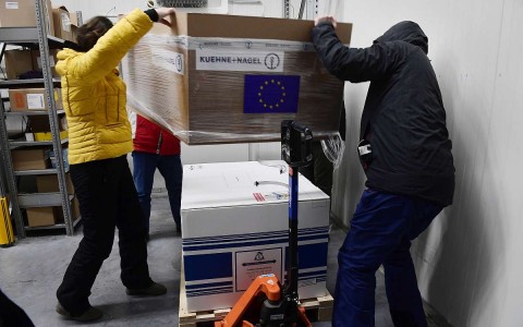 A Moderna újabb, koronavírus elleni vakcinaszállítmányát viszik a Hungaropharma hűtőkamrájába. Fotó: Koszticsák Szilárd