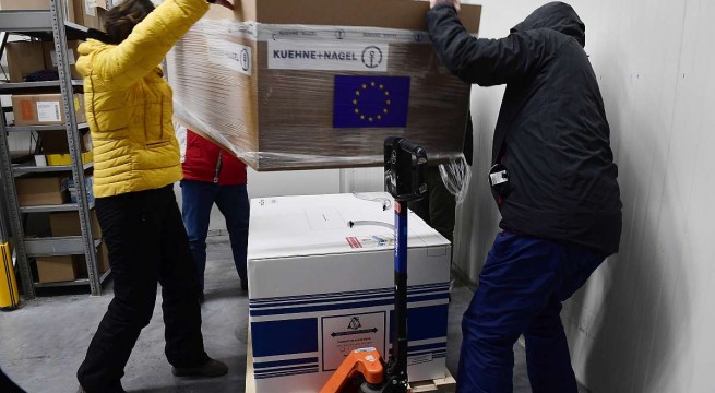 A Moderna újabb, koronavírus elleni vakcinaszállítmányát viszik a Hungaropharma hűtőkamrájába. Fotó: Koszticsák Szilárd
