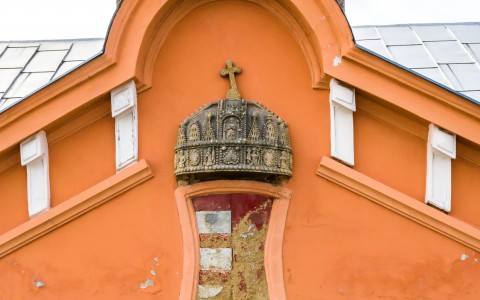Korona a siklósi Városháza északi homlokzatán