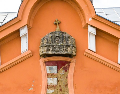 Korona a siklósi Városháza északi homlokzatán