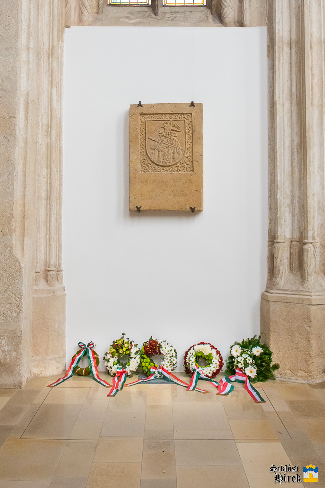 Koszorúk március 15-én a siklósi vár kápolnájában