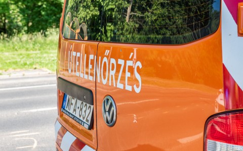 utellenorzes-kocsihatulja