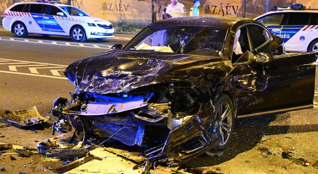Ketten haltak meg a budapesti balesetben. Fotó: Mihádák Zoltán