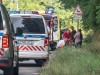 Mentősök hordágyra teszik a baleset sérültjét az 5711-es úton