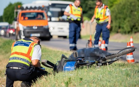 Péntek hajnalban halálra gázoltak egy kerékpárost Halomnál. Fotó: Donka Ferenc