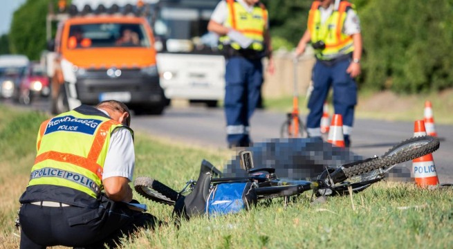 Péntek hajnalban halálra gázoltak egy kerékpárost Halomnál. Fotó: Donka Ferenc