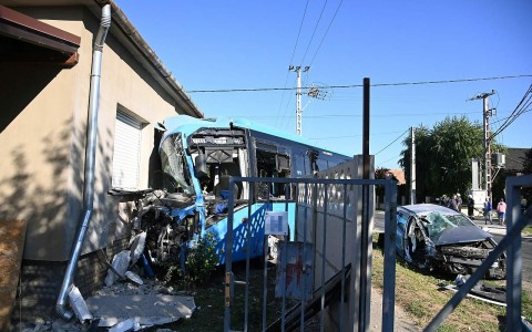 Autó és busz ütközött szombaton Gyálon, ez utóbbi egy háznak is nekirohant. Hárman megsérültek.