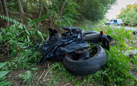 Összetört motorkerékpár Nemesnádudvarnál az 54-es számú főúton 2021. augusztus 8-án.