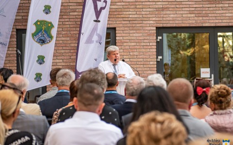 Süli János a harkányi fürdő új részlegének megnyitásakor