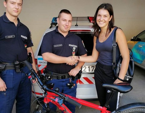 Rendőrségi felvétel a kerékpár visszakapásáról