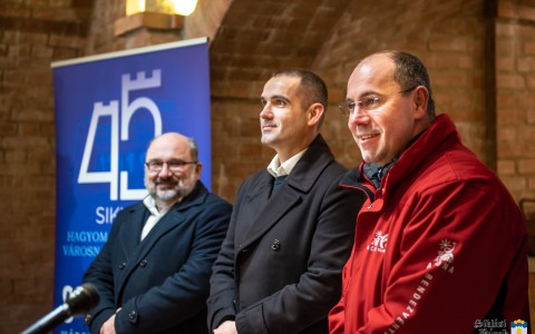 Nagy Csaba (b), Riegl Gábor  (k) és Béni Gábor (j) a Siklós 45 sajtótájékoztatóján. Fotó: KT/SH