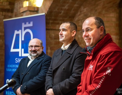 Nagy Csaba (b), Riegl Gábor  (k) és Béni Gábor (j) a Siklós 45 sajtótájékoztatóján. Fotó: KT/SH
