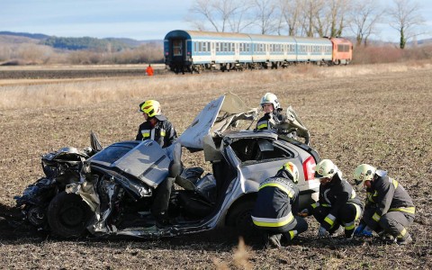Négyen meghaltak Tapolca közelében, amikor autójuk egy vonattal ütközött.