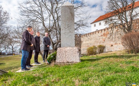 Riegl Gábor, Bender Attila, Mojzes Tamás és Hirdi Attila a világháborúk áldozatainak emlékművénél