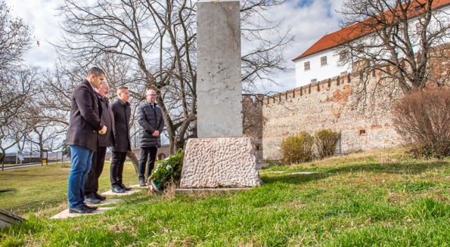 Riegl Gábor, Bender Attila, Mojzes Tamás és Hirdi Attila a világháborúk áldozatainak emlékművénél