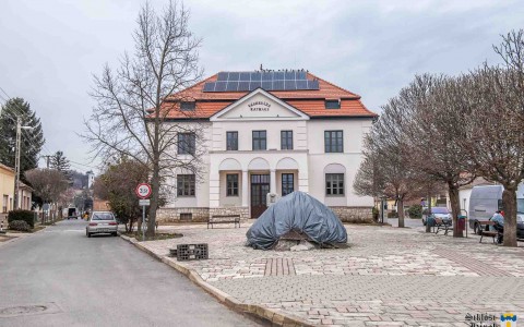 A villányi városháza épületét az elmúlt hónapokban újították fel.