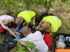 Mentősök látják el az újszülöttet Márfa mellett.