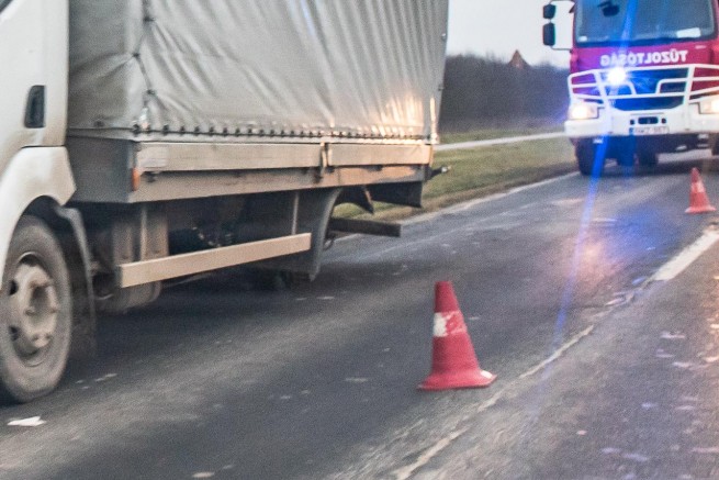 Kiszakadt a kamion kereke