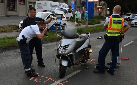 Motorkerékpár és autó ütközött szombat este Budapesten.
