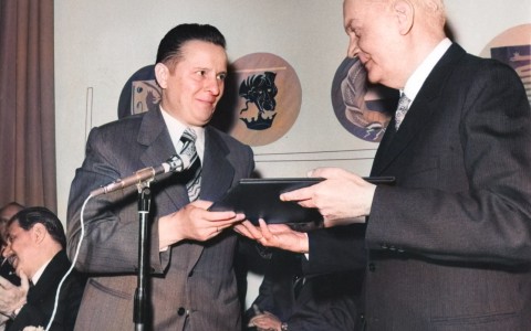 Az okirat átadása 1977. április elsején.
