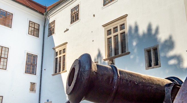 varudvar-agyu-kiallitoterem-ablak