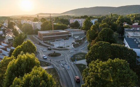szolgaltatohaz