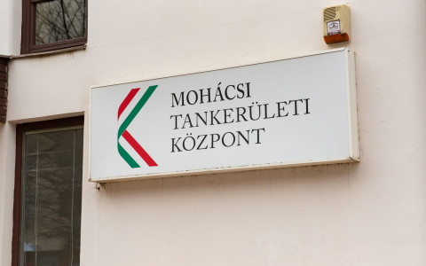Mohacsi-tankeruleti-kozpont-tabla
